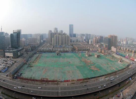 2016年4月，經(jīng)過(guò)持續(xù)攻堅(jiān)，親賢社區(qū)西北片區(qū)的拆遷工作基本告一段落，但在鋪設(shè)了防塵綠網(wǎng)的空地中，至今仍有3戶居民選擇了“堅(jiān)守”。(拍攝：2016年4月4日)