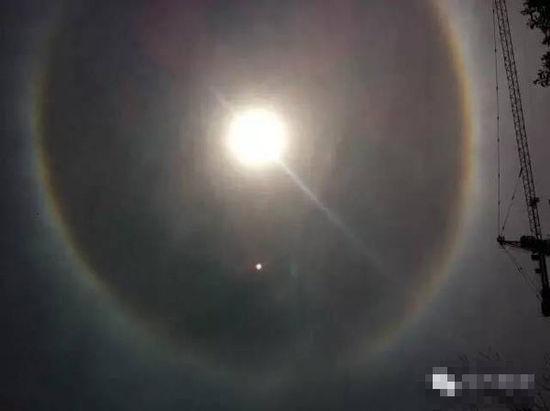 上?，F(xiàn)UFO 專家稱光圈是日暈亮點或是飛行器(圖)