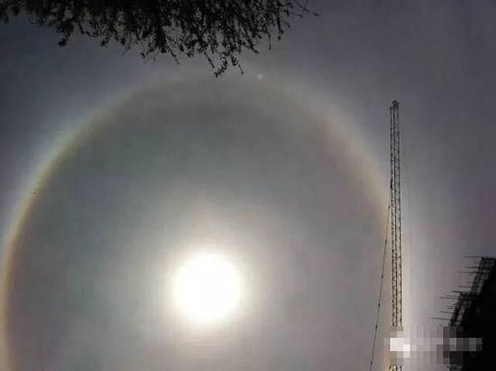 上?，F(xiàn)UFO 專家稱光圈是日暈亮點或是飛行器(圖)