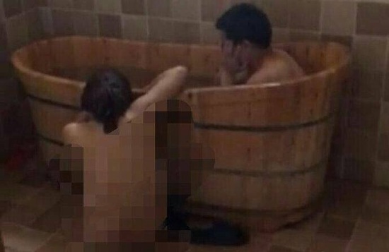 視頻顯示，一男一女赤身裸體地在浴盆中洗澡。