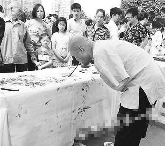 黃國(guó)富在作畫(huà)。資料照片