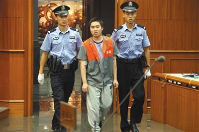昨天上午，強(qiáng)奸幼女的楊某被帶進(jìn)法庭聽候?qū)ψ约旱慕K審判決。通訊員 李佳 攝
