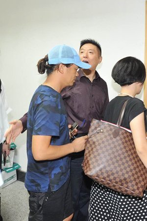 新京報快訊(記者劉洋)今天上午9時許，王寶強在律師張起淮的陪同下到北京朝陽法院，起訴離婚并交納訴訟費。王寶強方預(yù)估財產(chǎn)總額至少在1個億，法院遂按照1億元暫計財產(chǎn)價值，依據(jù)《訴訟費交納辦法》收取了訴訟費24.9575萬元。