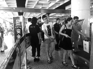 南京地鐵新街口站，大多數(shù)市民自覺配合安檢