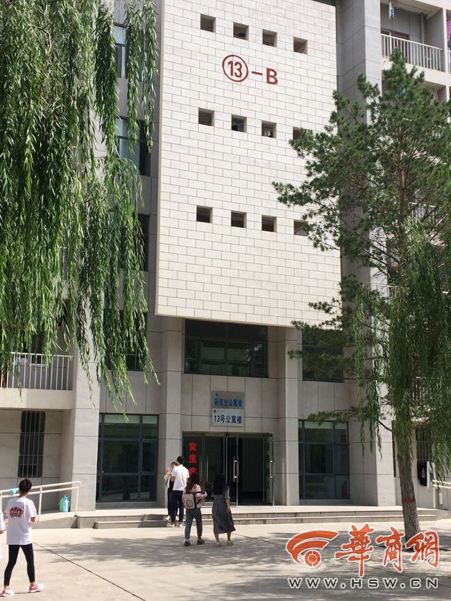 8月30日，榆林學(xué)院有學(xué)生發(fā)微博對女生宿舍樓住進(jìn)男生提出質(zhì)疑。9月3日，學(xué)校宣傳部門回應(yīng)，女生宿舍樓里確實住著3名男研究生，但該樓的格局是套間，跟單元房一樣是獨(dú)立的，大學(xué)應(yīng)有包容的精神。