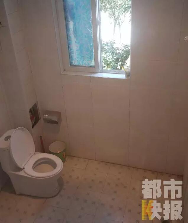 西安市戶縣草堂鎮(zhèn)的李家?guī)r村，有多戶人家經(jīng)營著農(nóng)家樂，但昨晚發(fā)生的這件事情打破了這里的寧靜。村民：“縣上的、鎮(zhèn)上的警察，還有村干部好多人在那兒，說是女的在衛(wèi)生間生產(chǎn)，把娃從窗子扔下來?！鞭r(nóng)家樂員工：“(聽說)直接從二樓扔下來了，呀，太殘忍了?！弊蛲淼氖?，很多人今早才聽說，震驚之余更感到惋惜。記者今天在高冠西五巷口找到了大家所說的農(nóng)家樂，一夜過去了，作為和那名女顧客有過交集的老板娘，心情仍然很沉重。