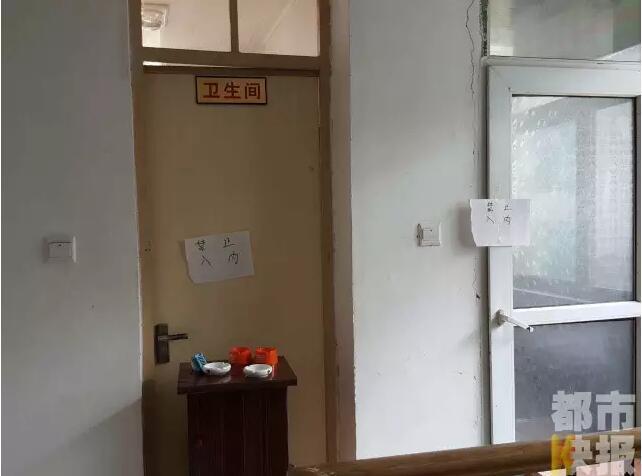 當馮女士走出大門，繞到院子的側(cè)面時，衛(wèi)生間窗戶下方草叢中的一幕，讓她驚出了一身冷汗。農(nóng)家樂老板娘馮女士：“就是孩子，旁邊帶著胎盤?！弊蛲硎稽c半事發(fā)后，馮女士報了警，很不幸，男嬰已經(jīng)死亡。涉及的兩個房間，暫時被封鎖，里面已經(jīng)清理干凈。隨后記者也從轄區(qū)草堂派出所了解到，這兩男一女三人是朋友關(guān)系，女子的年齡大概是二十二三歲。該女子事發(fā)后被送往醫(yī)院，同行的兩名男子當時被警方帶去派出所接受了筆錄調(diào)查后，已經(jīng)離開了派出所。