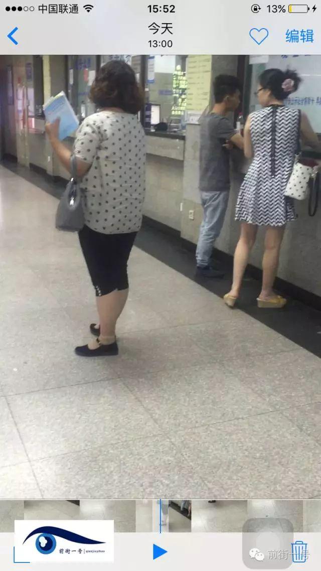 該女子在大廳內(nèi)徘徊發(fā)現(xiàn)女患者便主動(dòng)上前搭訕。