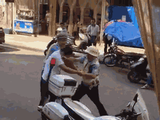 嫌疑男子涉嫌無證駕駛摩托車，且車輛違規(guī)加裝遮陽傘并在行駛時不戴安全頭盔，辱罵毆打執(zhí)法交警。 本文圖片均來自 廣西梧州在線警務