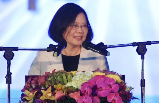 蔡英文向教師溫情喊話教師嗆：太晚了?。▓D片來(lái)源：臺(tái)灣《聯(lián)合報(bào)》）