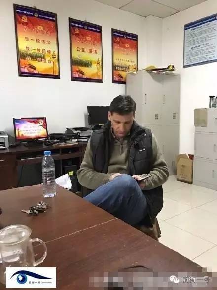該外籍男子在派出所接受詢問。（網(wǎng)友供圖）