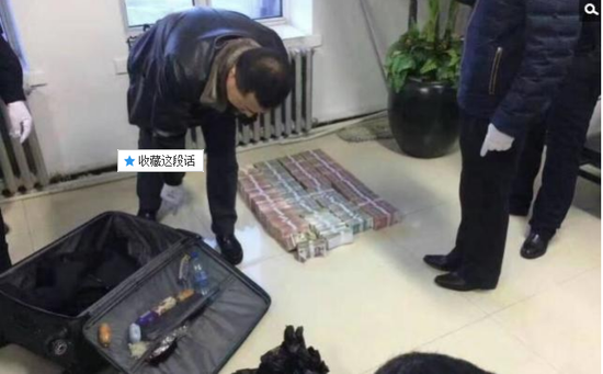 京華時報訊昨天凌晨1點左右，黑龍江省密山市一銀行金庫發(fā)生搶劫案。一名身穿迷彩服男子準備劫取現(xiàn)金時被發(fā)現(xiàn)，致一名金庫值守人員死亡，隨后棄款而逃。目前，該男子尚未歸案，案件正在全力偵辦中。