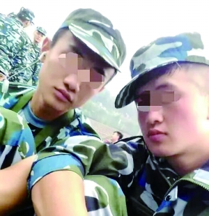 入學(xué)軍訓(xùn)時，滕某（左）和蘆海清的合影