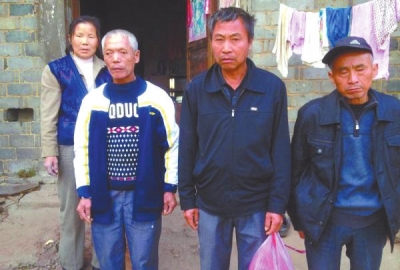 已被判死緩、在獄中服刑的4個村民的家人一直在為兒子喊冤。圖片來自網(wǎng)絡