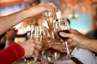 男子拼酒憋爆食管 你還敢這樣喝酒嗎？(組圖)