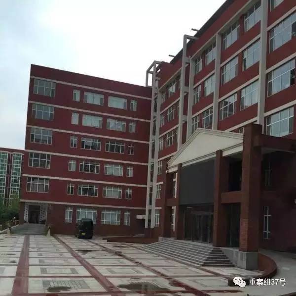 17歲高中男生教室里掐死女同學(xué)，被訴故意殺人和強(qiáng)奸