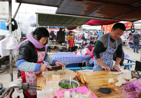 老師辭職賣肉夾饃 月收入近萬(wàn)元比當(dāng)民辦教師高出2倍