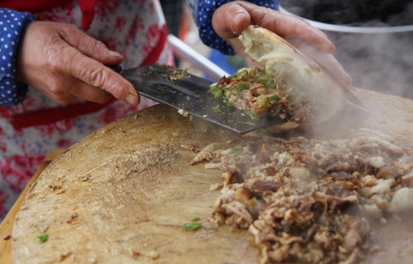 老師辭職賣肉夾饃 月收入近萬(wàn)元比當(dāng)民辦教師高出2倍