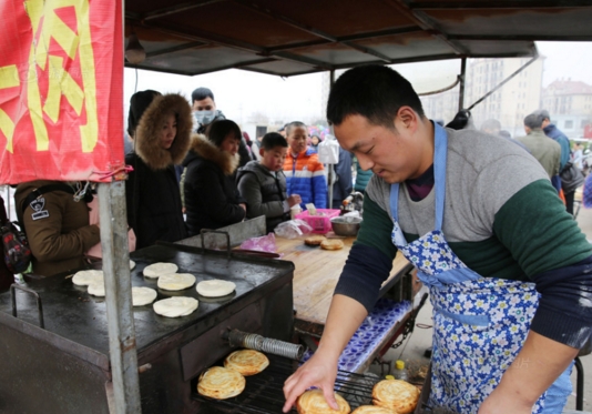 老師辭職賣肉夾饃 月收入近萬(wàn)元比當(dāng)民辦教師高出2倍