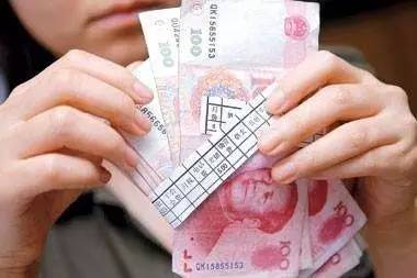 最低工資標(biāo)準(zhǔn)上調(diào)，在原最低工資標(biāo)準(zhǔn)線的勞動者工資將提高，到手工資會跟著上漲。