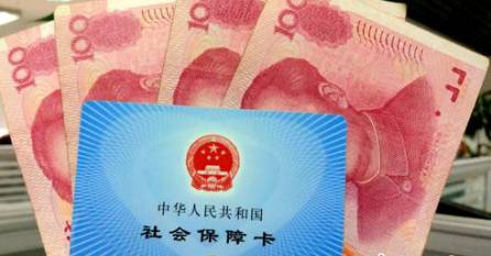 從今年1月1日開始，原有的失業(yè)保險費率是1.5%的有22個省份，包括新疆生產(chǎn)建設(shè)兵團(tuán)，可以在確保失業(yè)保險金按時足額發(fā)放、穩(wěn)崗補貼順利實施的基礎(chǔ)上，可以降低0.5個百分點。個人的費率不超過單位的費率。