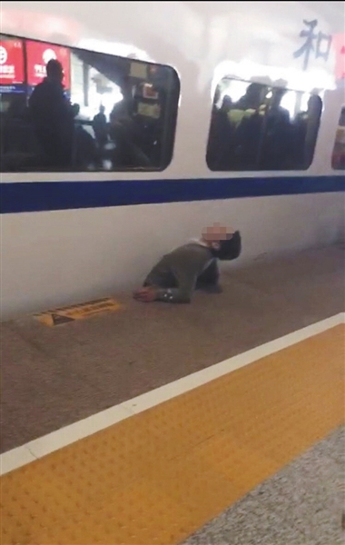視頻顯示，一男子下半身被卡在站臺(tái)與列車之間縫隙。