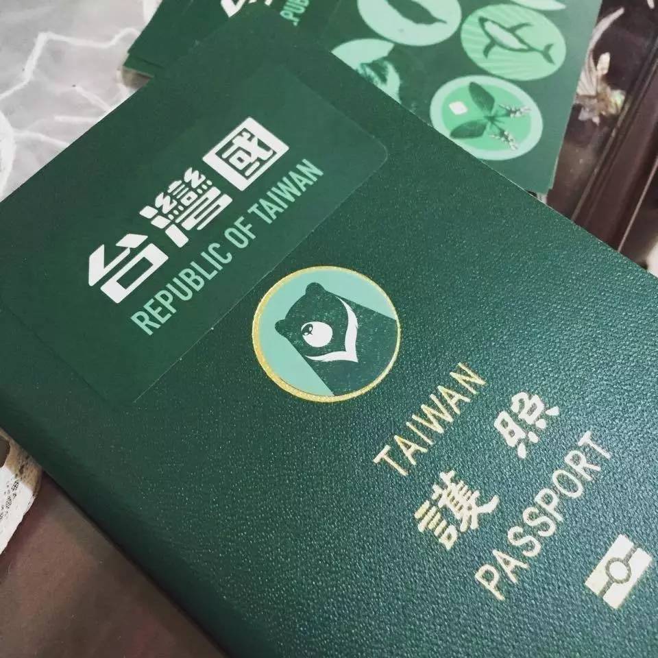 環(huán)環(huán)一直排在這個(gè)女孩后面，想看看日本入境官員如何處理這個(gè)令人啼笑皆非的所謂“臺(tái)灣國(guó)”。