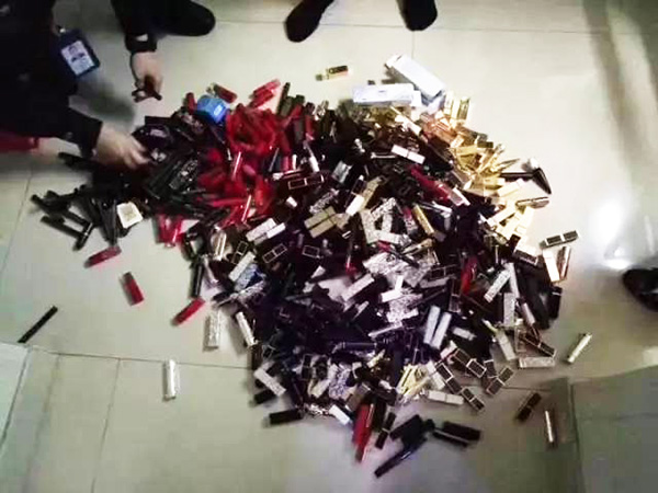 民警搜查出來的口紅。