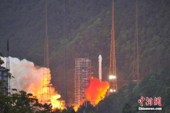 4月12日19時04分，中國西昌衛(wèi)星發(fā)射中心成功發(fā)射實踐十三號衛(wèi)星。 葉樂峰 攝