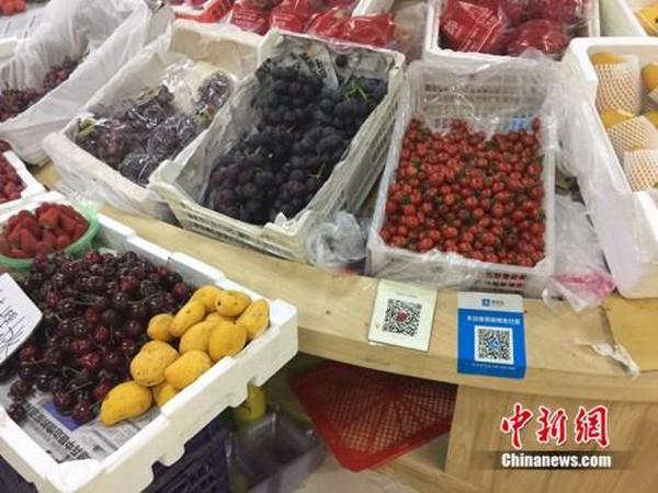 某水果攤，收款二維碼貼在顯眼位置。中新網(wǎng) 吳濤 攝