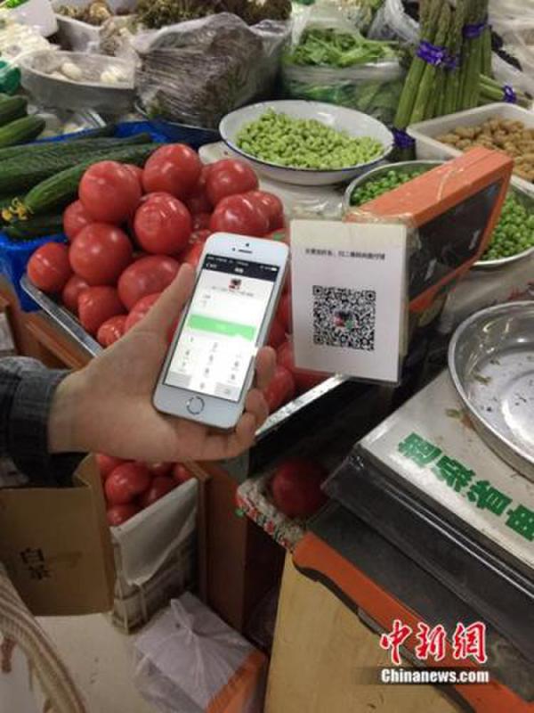 有顧客正在用微信支付結(jié)賬。中新網(wǎng) 吳濤 攝