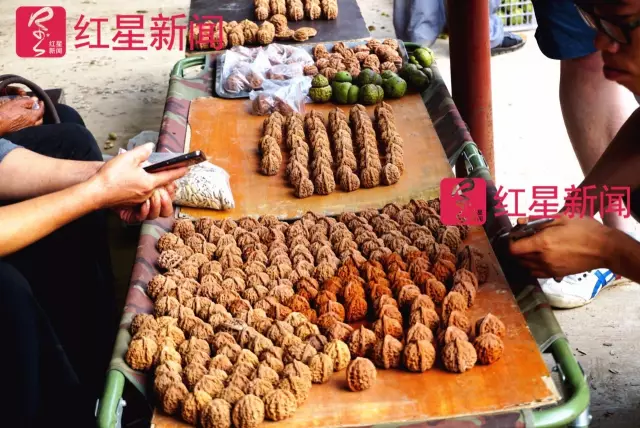 文玩核桃遇冷由幾萬(wàn)一對(duì)降到5元沒(méi)人要？商戶否認(rèn)