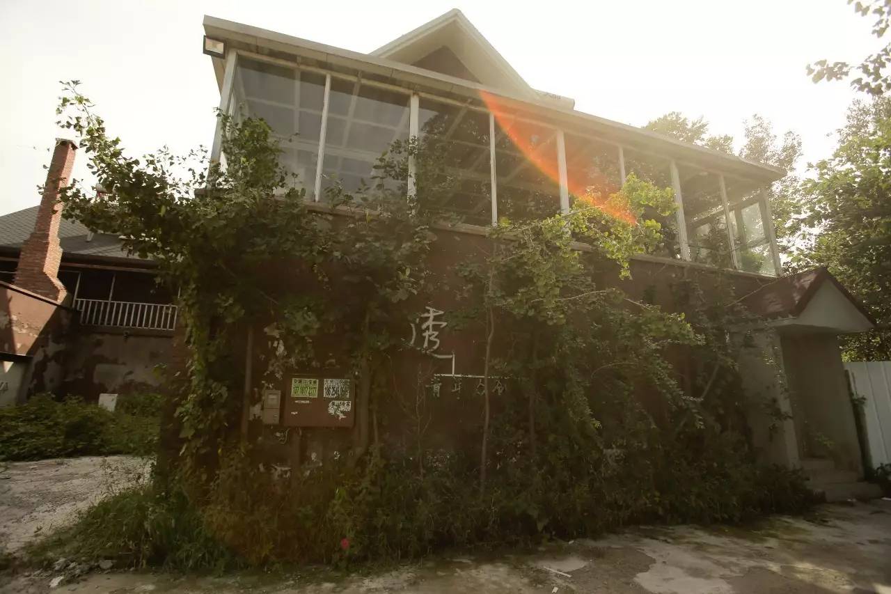 ▲失戀博物館位于北京市通州區(qū)宋莊鎮(zhèn)的一個重創(chuàng)空間內(nèi)，這里是一個藝術(shù)家集聚區(qū)。