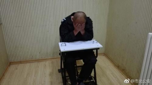  打人男子。圖片來源：青島市公安局市北分局官方微博