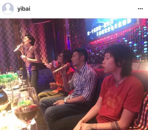 王菲母女跟李榮浩一起唱K，竇靖童的表情亮了