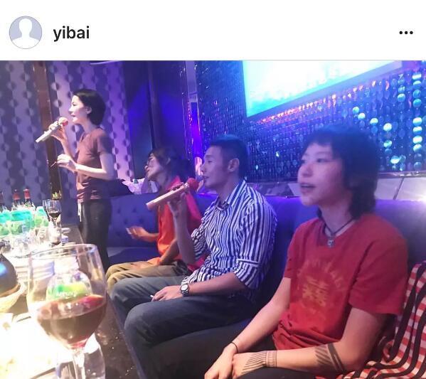 王菲母女跟李榮浩一起唱K，竇靖童的表情亮了