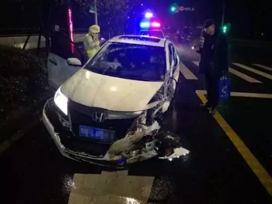 今天凌晨，杭州一對環(huán)衛(wèi)工夫婦被車撞進(jìn)錢塘江