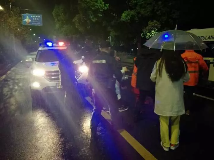 今天凌晨，杭州一對環(huán)衛(wèi)工夫婦被車撞進(jìn)錢塘江