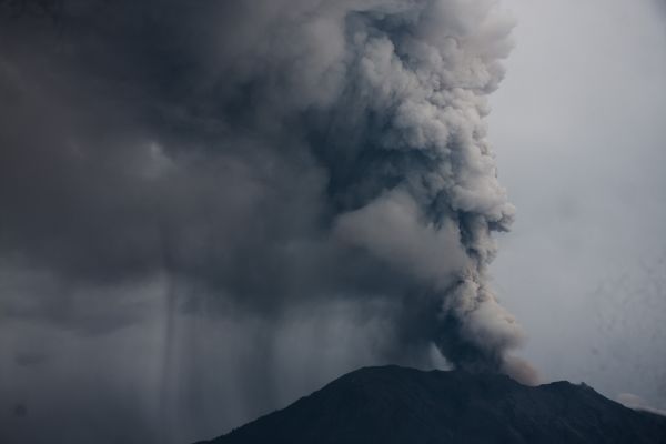 這是11月28日在印度尼西亞巴厘島拍攝的噴發(fā)火山灰的阿貢火山。新華社發(fā)