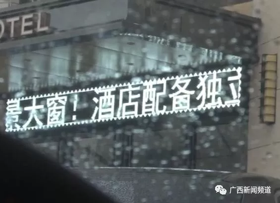 于是，民警將這一情況匯報(bào)給指揮中心，請求120醫(yī)護(hù)人員到達(dá)現(xiàn)場急救。