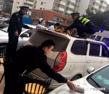 ▲女子跌落至一面包車車頂，民警和醫(yī)護(hù)人員將其救下。