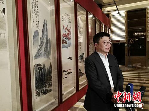 北京保利拍賣執(zhí)行董事趙旭在當晚接受采訪。<a target='_blank'  _fcksavedurl='http://www.chinanews.com/' _fcksavedurl='http://www.chinanews.com/' >中新網(wǎng)</a>記者 宋宇晟 攝