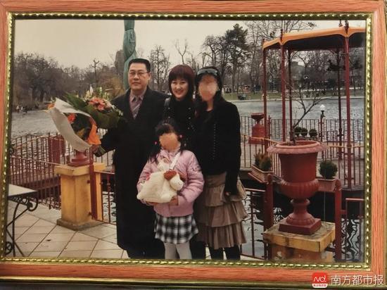 回國(guó)之前的張津華和王煥凱，兩個(gè)可愛(ài)的女兒，一家四口曾經(jīng)幸福的生活。