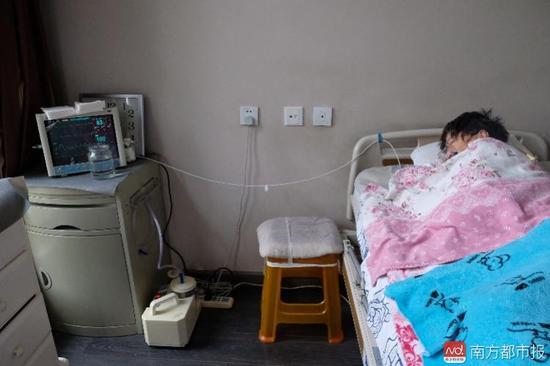 為了照顧張津華，家人把家里的房間變成了病房。氧氣管、心電圖、呼吸機(jī)、排痰機(jī)、鼻飼管、藥柜……（羅逸爵 攝）