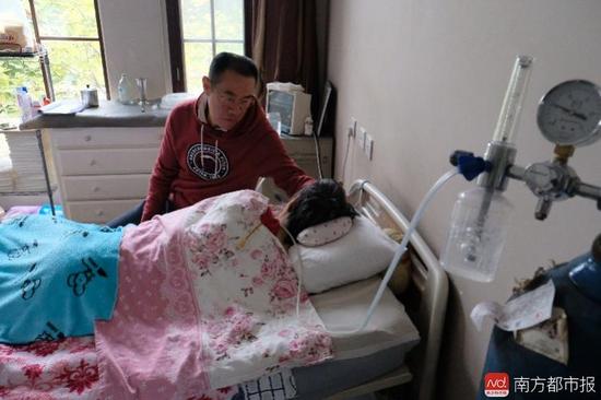 氧氣的轟隆聲，一刻不停地在這個(gè)家里“吵”了九年多。（羅逸爵 攝）