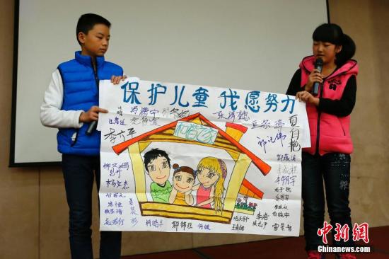 12月4日，由全國婦聯(lián)和聯(lián)合國兒童基金會在北京共同舉辦了“共同行動——停止對兒童暴力，促進(jìn)兒童保護(hù)”的主題宣傳活動。圖為活動兒童代表以繪畫的形式說出他們的心聲。<a target='_blank'  _fcksavedurl='http://www.chinanews.com/'>中新社</a>發(fā) 富田 攝