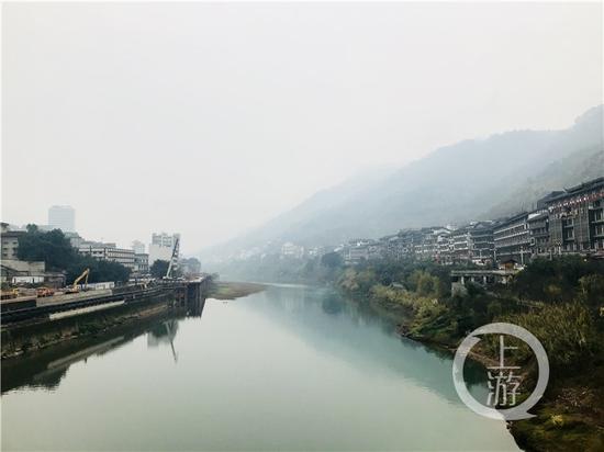△赤水河兩岸的茅臺鎮(zhèn)有著超過2000家白酒經(jīng)營戶。