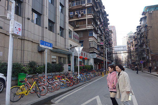 上海路的兩邊，大多是一些老房子。