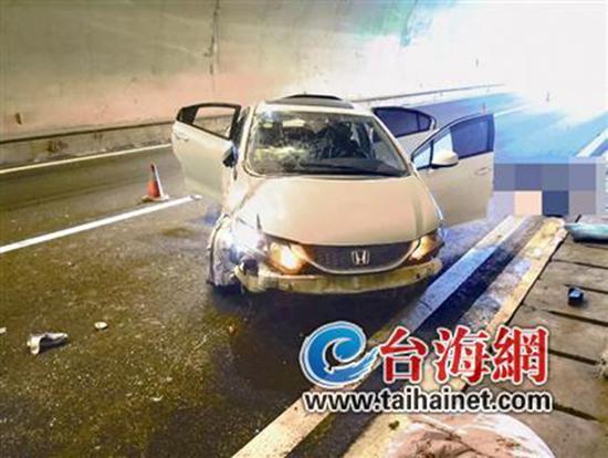 小車在龍巖高速隧道內(nèi)翻車，擋風(fēng)玻璃脫落。 臺(tái)海網(wǎng) 圖