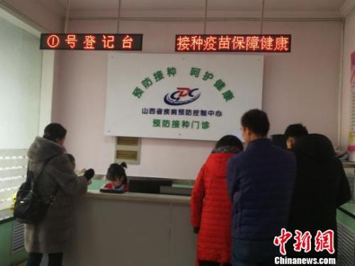 當(dāng)日，山西省疾病預(yù)防控制中心門診部擠滿了前來接種和咨詢四價(jià)宮頸癌疫苗的女性。 范麗芳 攝